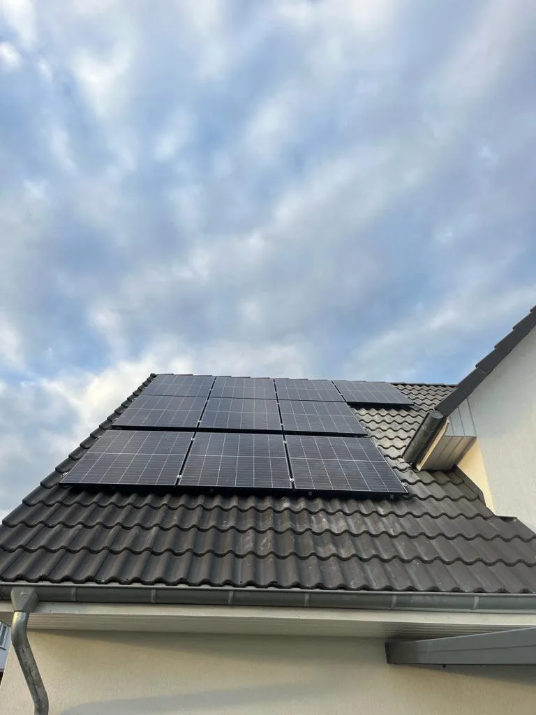 Solarmodule auf einem grauen Ziegeldach