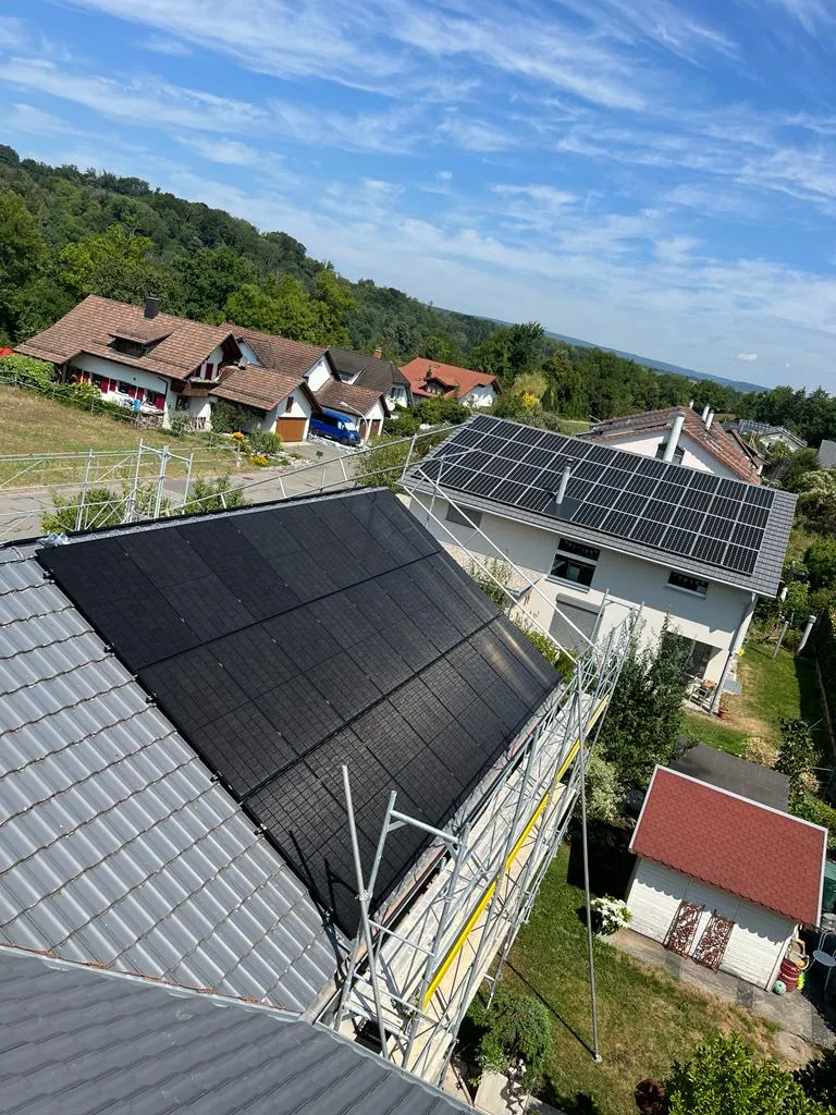 Photovoltaikanlagen auf den Dächern eines Wohngebiets