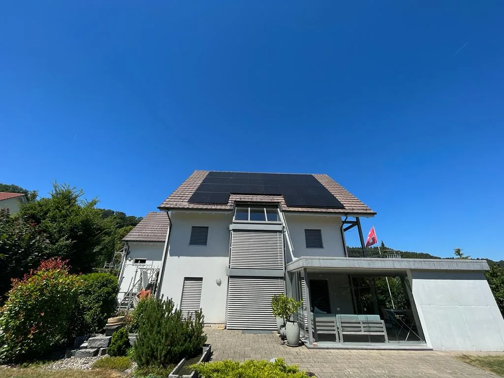 Wohnhaus mit Solarmodulen auf dem Dach