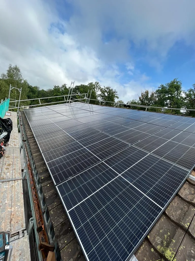 Photovoltaikmodule auf einem grossen Dach