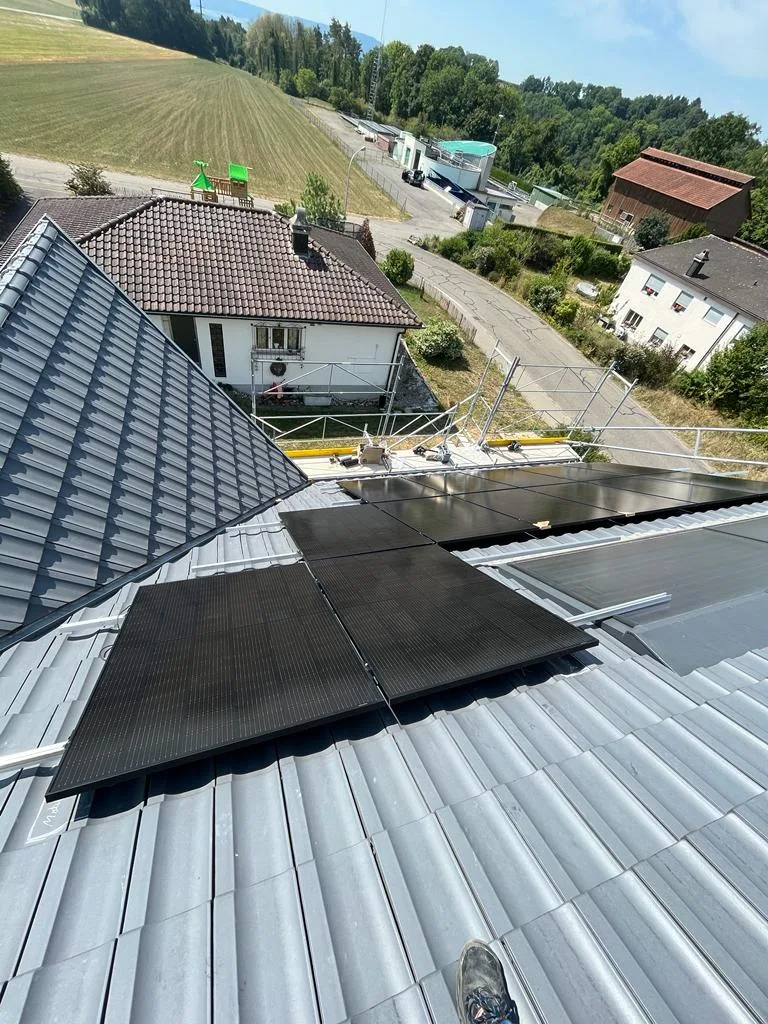 Solarmodule auf mehreren Dachflächen eines Wohnhauses