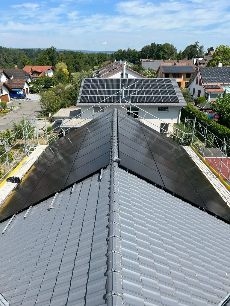 Photovoltaikanlage auf einem Hausdach aus mehreren Perspektiven