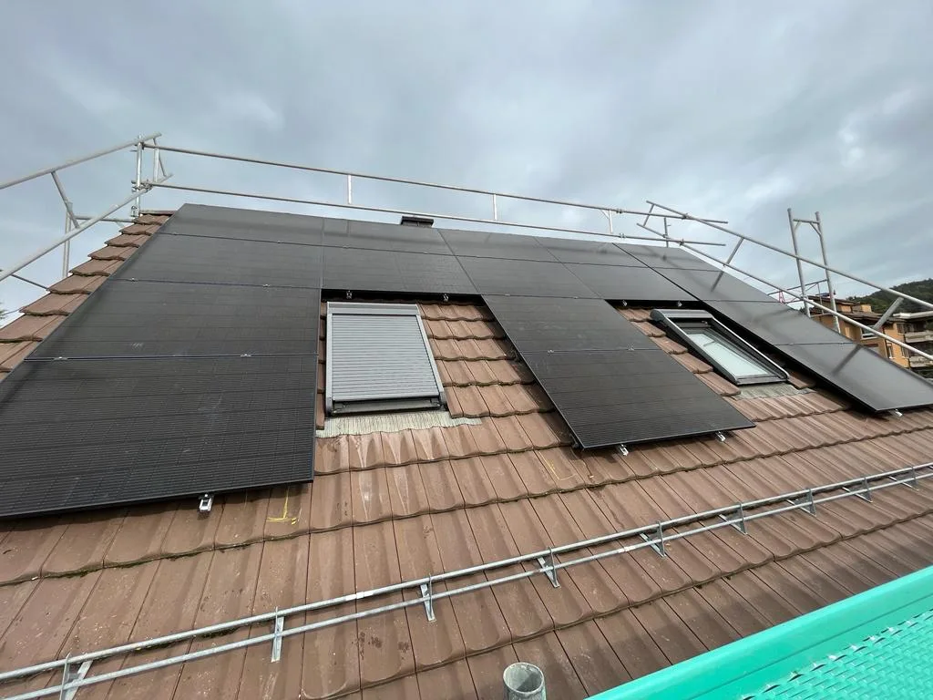 Photovoltaikmodule auf einem eingerüsteten Hausdach
